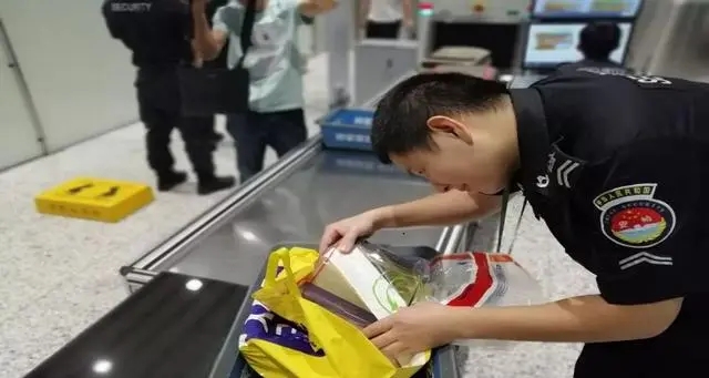 Poate aduce uleiul de unghii în avion?
